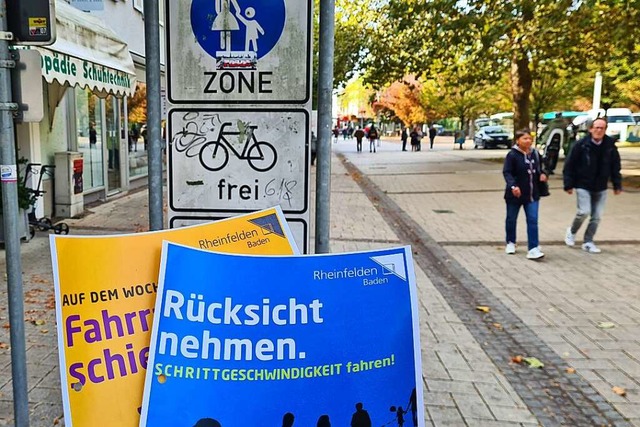 In der Rheinfelder Fugngerzone darf ... werden. Fugnger sehen das kritisch.  | Foto: Stefan Ammann