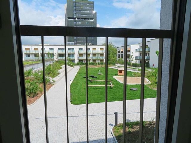 Blick aus einem Fenster auf dem Dach d...;: Das Gebude weist viele Mngel auf.  | Foto: Peter Gerigk