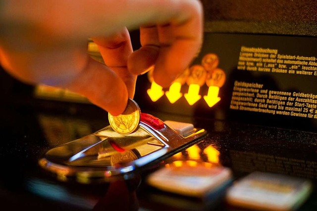 Häufig findet der Erstkontakt von Juge...ot Machines in Bars und Kneipen statt. | Foto: Ole Spata Häufig findet der Erstkontakt von Juge...ot Machines in Bars und Kneipen statt. | Foto: Ole Spata