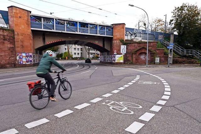Kaputter Kanal an der Habsburgerstraße: Stadt Freiburg lässt nur noch Radler auf die rechte Fahrbahn