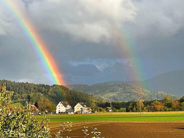 Regenbogen ber den Dchern von Stegen-Unterbirken.  | Foto: Jrgen Blattmann