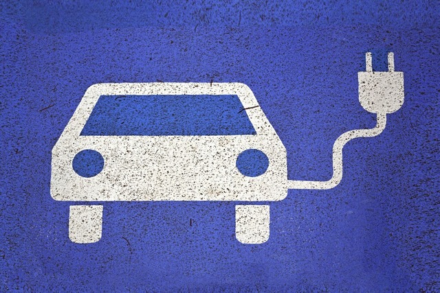 Einstecken, auftanken: Die Zahl der Elektroautos in der Region wchst.  | Foto: Martin Schutt