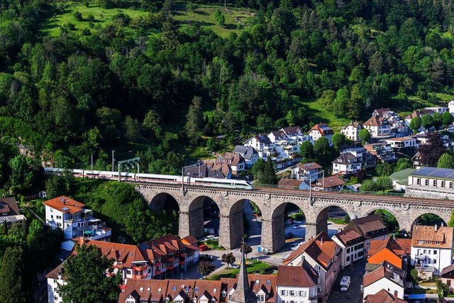 Baden-Wrttemberg, Hornberg: Der ICE 1...nannten Strecke durch den Schwarzwald.  | Foto: Philipp von Ditfurth (dpa)