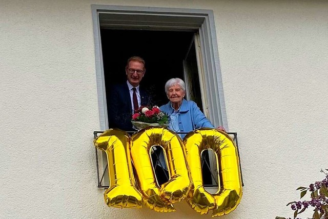 Brgermeister Thomas Gedemer gratulierte Marliese Raschdorf.  | Foto: Stadt Herbolzheim