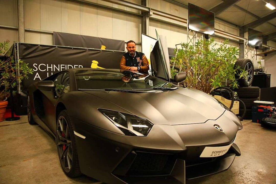 Auktionator Seat Mavric vor dem Lamborghini Aventador.  | Foto: Michael Saurer