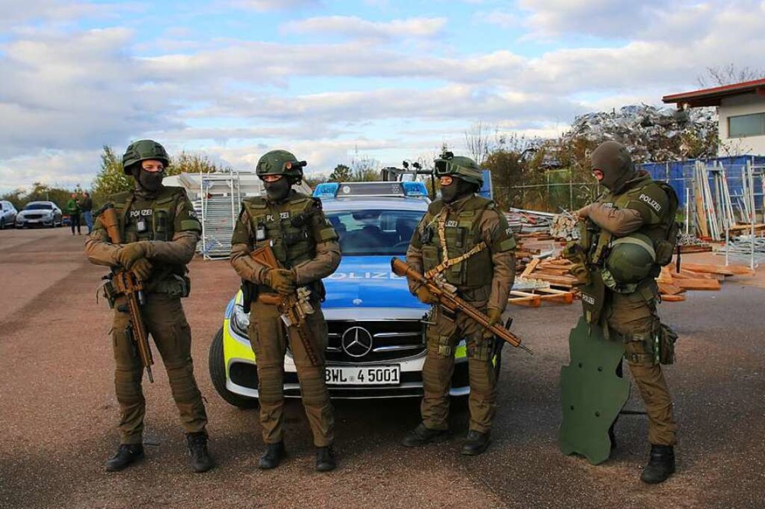 Bilder wie bei einem Terroreinsatz. Doch die Polizisten sind nur Staffage.  | Foto: Michael Saurer