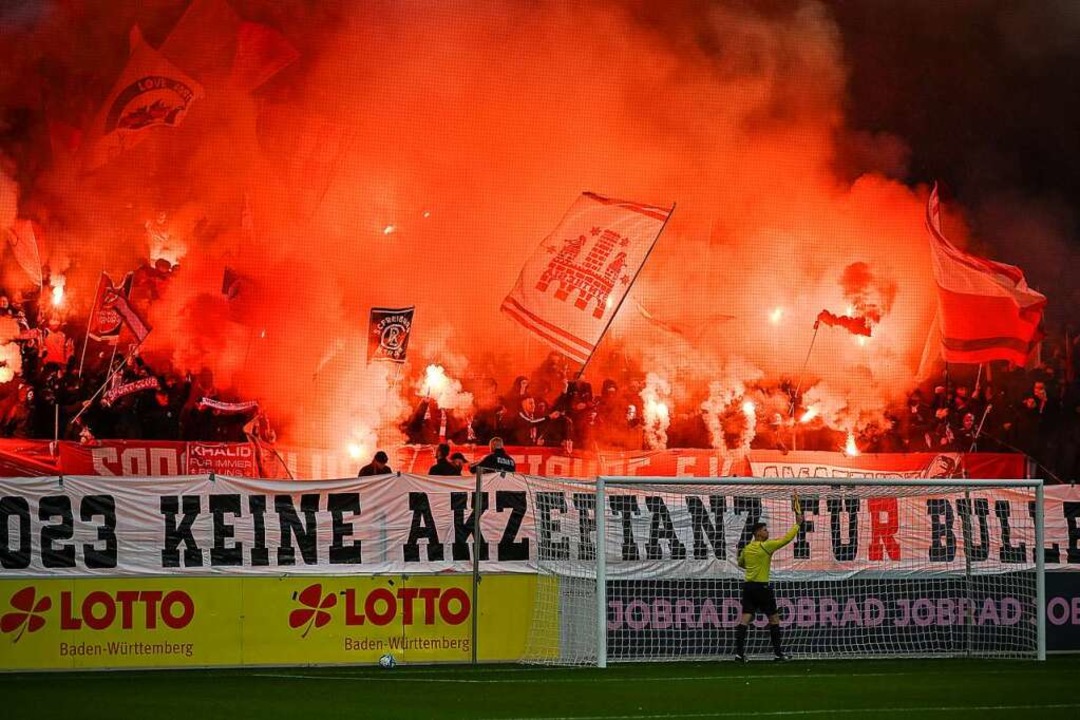 Die aktive Fanszene des SC Freiburg pr...end der gesamten 90 Minuten lautstark.  | Foto: IMAGO/Eibner-Pressefoto/Thomas Hess
