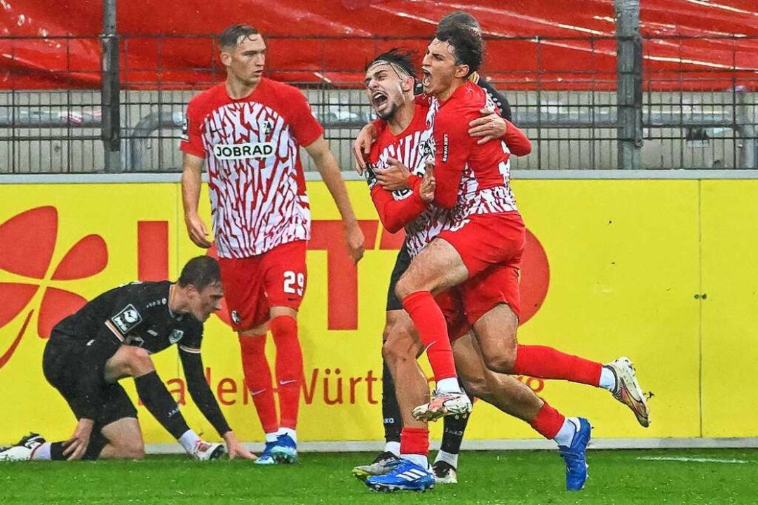 Großer Jubel beim SC Freiburg II  nach...1:0 durch Gabriel Pellegrino (rechts).  | Foto: IMAGO/Eibner-Pressefoto/Thomas Hess