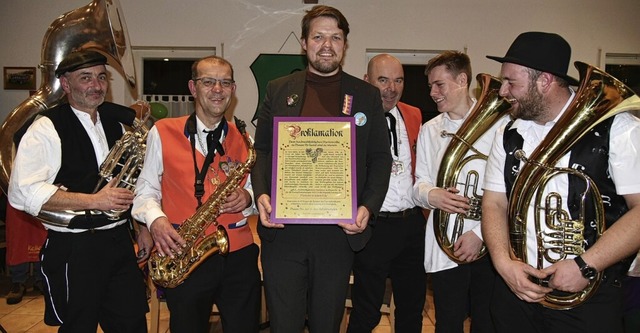 Brgermeister Philipp Lotter mit der P... die Original Schnitzelbankmusikanten.  | Foto: Angelika Schmidt