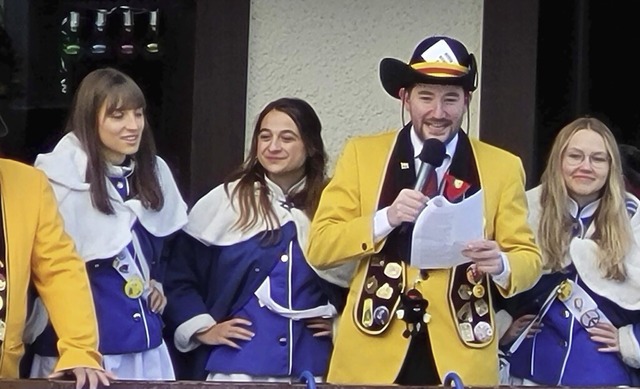 Von einem Balkon an der Kirchstrae he...as Motto der Grwihler Fasnacht 2024.   | Foto: Hotzenneunerrat