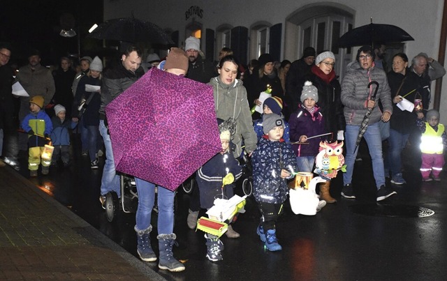 Pnktlich zum Beginn des Laternenumzug...te der Regen in Leiselheim aufgehrt.   | Foto: Roland Vitt