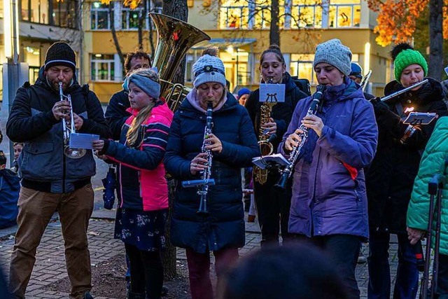 Eine Abordnung des Musikvereins spielte St.-Martins-Lieder  | Foto: Hubert Gemmert