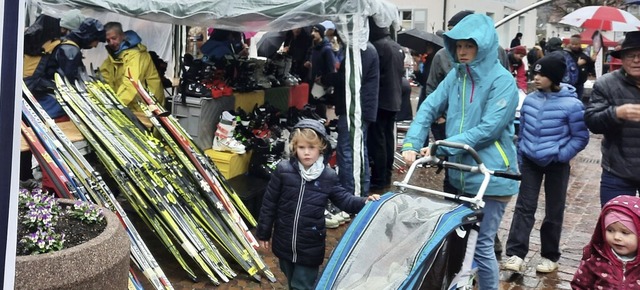 Von ein paar Regentropfen lassen sich Wintersportler nicht die Laune verderben.   | Foto: Enya Steinbrecher