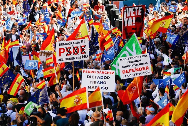 Protest gegen Amnestiegesetz in Spanien  | Foto: Edu Botella (dpa)