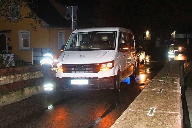 Das Fahrzeug blockierte die einspurige...hrt war dadurch lngere Zeit gesperrt.  | Foto: Horst David