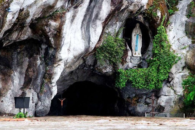 Die Grotte von Massabielle im franzsi...e Jungfrau Maria erschienen sein soll.  | Foto: LAURENT DARD