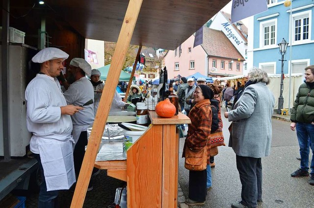 Am Holzöfele für Flammenkuchen und Crê... in Elzach mehrfach Besucherschlangen. | Foto: Nikolaus Bayer Am Holzöfele für Flammenkuchen und Crê... in Elzach mehrfach Besucherschlangen. | Foto: Nikolaus Bayer