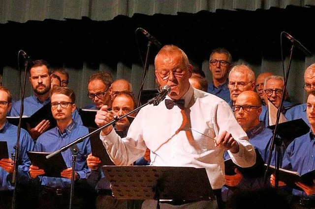 Der Mnnergesangverein Schutterbund au...hres Dirigenten  Udo Wendle gefeiert.   | Foto: Heidi Fel