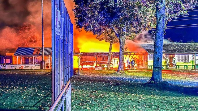 Das brennende Sportlerheim  | Foto: Einsatz-Report24