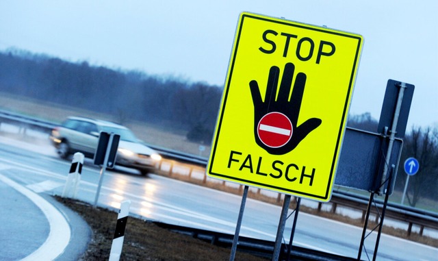 Solche Schilder sollen an manchen Anschlussstellen Geisterfahrer stoppen helfen.  | Foto: Tobias Hase (dpa)