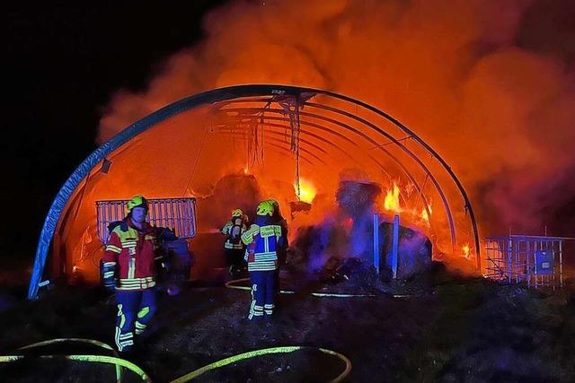 Brennende Lagerhalle voller Heuballen sorgt für Großeinsatz der Herbolzheimer Feuerwehr