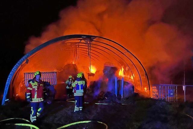 Weithin sichtbar waren die Flammen, al... ein Heulager in Tutschfelden brannte.  | Foto: Feuerwehr Herbolzheim