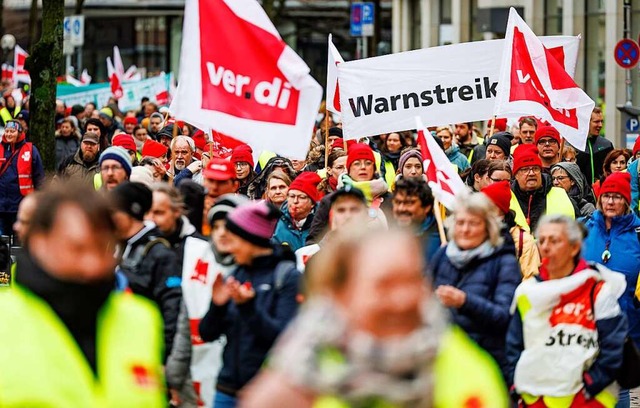 Mit Fahnen und Trillerpfeifen  will Verdi 500 Euro mehr im Monat erkmpfen.  | Foto: Axel Heimken (dpa)