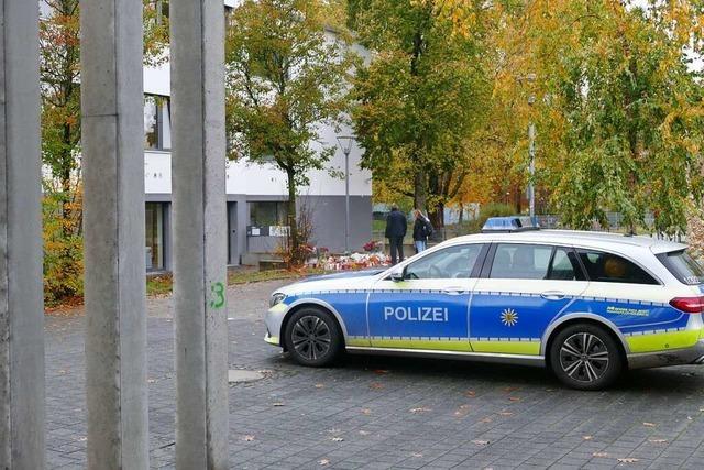 Immer noch Polizeipräsenz vor Waldbachschule in Offenburg