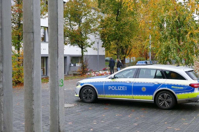 Ein Streifenwagen vor der Waldbachschu...nd Botschaften des 15-jhrigen Opfers.  | Foto: Helmut Seller