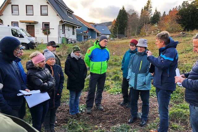 Gesprchsbedarf:  Brgermeister  Johan...t das betroffene  Grundstck zu sehen.  | Foto: Hans-Jochen Kpper