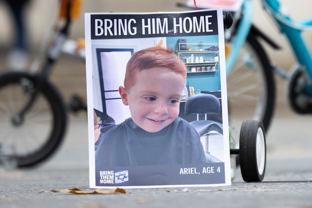 Plakate, die an die Hamas-Geiseln erin.... Hier ein Bild aus Frankfurt am Main.  | Foto: Lando Hass (dpa)