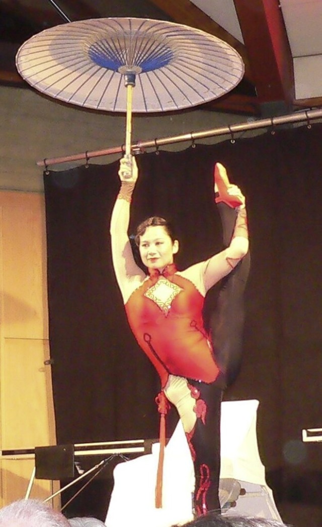 Akrobatik zeigte die chinesische Knstlerin Junlin Zhang-Mack.  | Foto: Kurt Meier