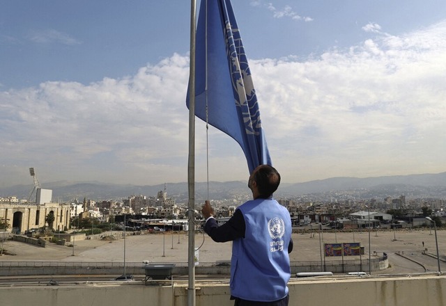 Die Fahne des Palstinenserhilfswerks in Beirut ist auf Halbmast gesetzt.  | Foto: ANWAR AMRO (AFP)