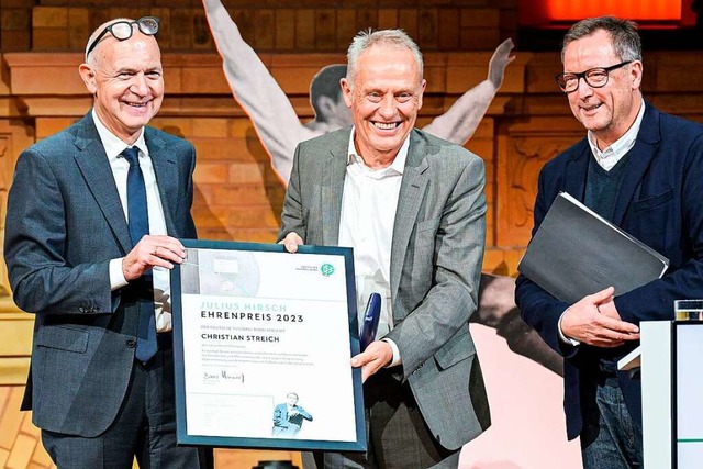 SC-Trainer Christian Streich (Mitte) e...eis von DFB-Prsident Bernd Neuendorf.  | Foto: Hannes P Albert (dpa)