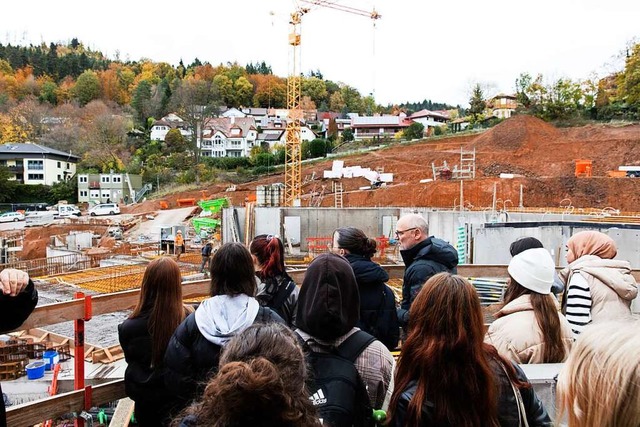 Schlerinnen und Schler besuchten die Baustelle an der Sonnhalde in Kollnau.  | Foto: Gabriele Zahn