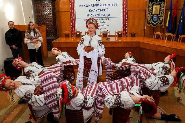 Mitglieder des Lahrer Vereins Gemeinsa...ls ein traditioneller Tanz aufgefhrt.  | Foto: NATALI KULAY