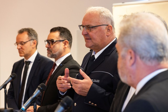 Nach der Tat in Offenburg wird auch ge...n Offenburg bei einer Pressekonferenz.  | Foto: Philipp von Ditfurth (dpa)