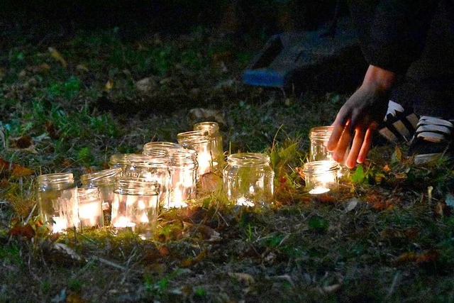 Mit Kerzen wurde der jdischen Opfer in Eichstetten gedacht.  | Foto: Janna Kies