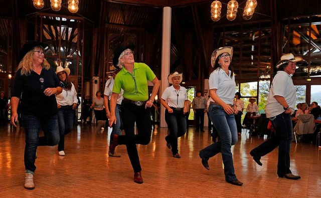 Beim Linedance wird eine einstudierte Choreografie getanzt.   | Foto: Bettina Schaller