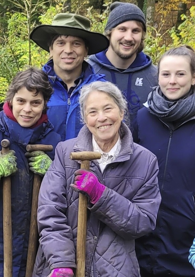Marlene Math mit Familienmitgliedern bei der Baumpflanzaktion.  | Foto:  Carmen Kellermann