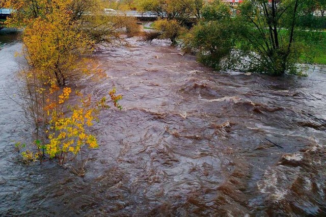 Die Wiese bei Haagen: Nachdem sich der...en waren der Fu- und Radweg gesperrt.  | Foto: Sabine Ehrentreich