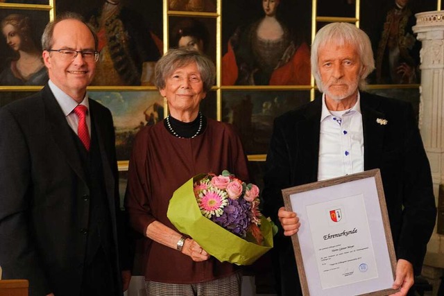 Brgermeister Christian Renkert (links...au Margot Meyer nach der Auszeichnung.  | Foto: Martin Pfefferle