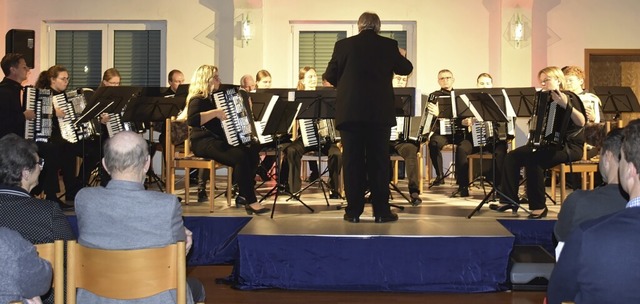 Das Konzertorchester des Kaisersthler Harmonika-Spielrings Endingen in Aktion.   | Foto: Roland Vitt