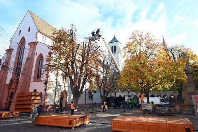 Der Aufbau des Weihnachtsmarkts auf de...platz in Freiburg ist in vollem Gange.  | Foto: Thomas Kunz