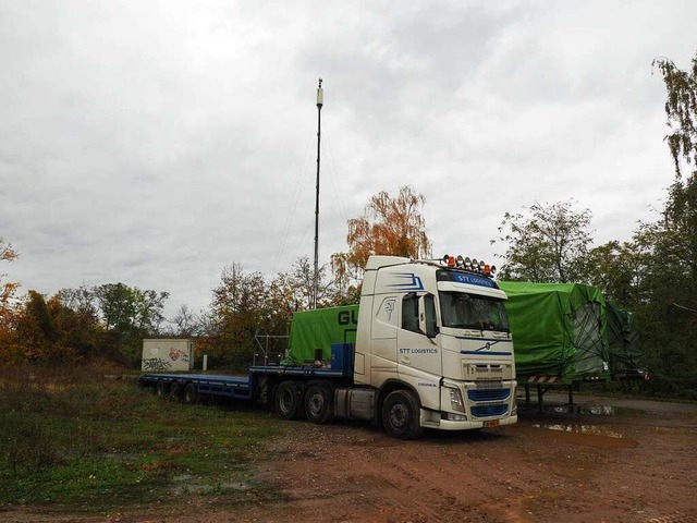 Wo jetzt noch Lkw parken, soll schon i...terkunft fr 60 Geflchtete entstehen.  | Foto: Herbert Frey