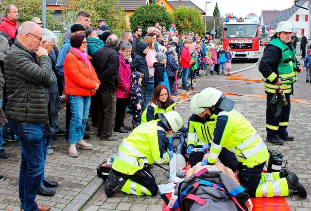 Zahlreiche Zuschauer haben die gemeins...bung der Wehren am Samstag beobachtet.  | Foto: Reiner Beschorner