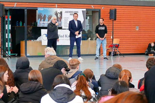 Brgermeisterstellvertreter Josef Heck...rings in der Realschul-Sporthalle vor.  | Foto: Frank Schoch