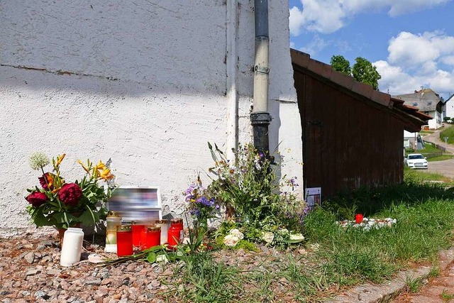 Blumen und Gedenkkerzen am Tatort in B... erinnern an die gettete Jennifer T.   | Foto: Stefan Limberger-Andris