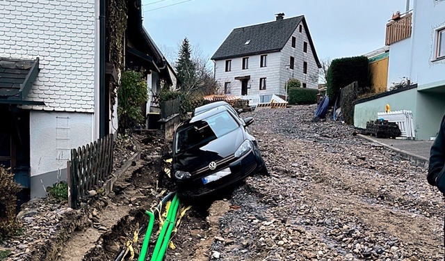 Die Schliechtstrae  in Lenzkirch wird..., daher die Schden durch das Wasser.   | Foto: Thomas Raufer