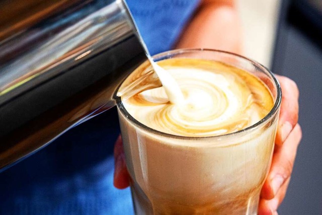 Je mehr Fettgehalt die Milch hat, desto cremiger schmeckt die Kaffeespezialitt.  | Foto: Bernd Diekjobst (dpa)